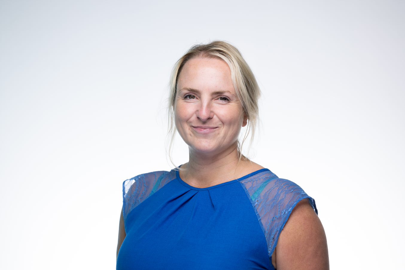 headshot of dr steph ainsworth